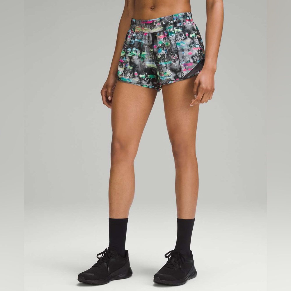 *NWT* RARE Lululemon Hotty Hot LR Short 4 inch Lined - Picture 1 of 11